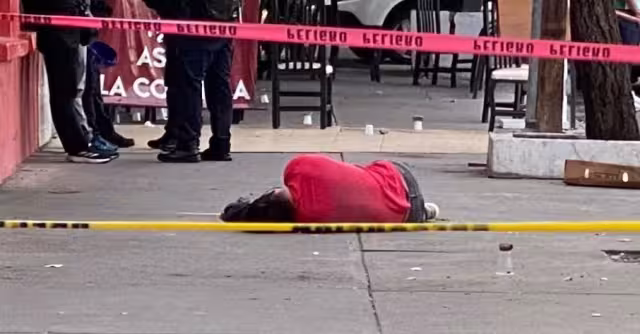 El cuerpo del hombre terminó a un costado del restaurante en CDMX