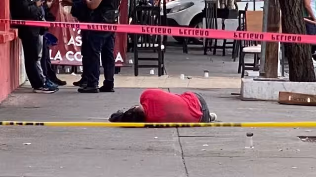El cuerpo del hombre terminó a un costado del restaurante en CDMX