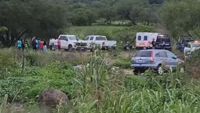 Paramédicos y agentes de seguridad resguardan la zona en Yuriria, Guanajuato