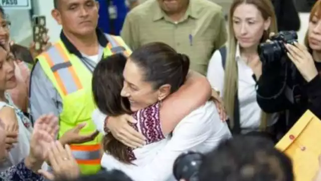 Claudia Sheinbaum, virtul presidenta electa, viajó esta mañana a Mexicali, desde la Terminal 2 del Aeropuerto Internacional de la Ciudad de México