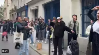 Mexicanos en el extranjero entonan el Himno Nacional y Cielito Lindo mientras esperan para votar