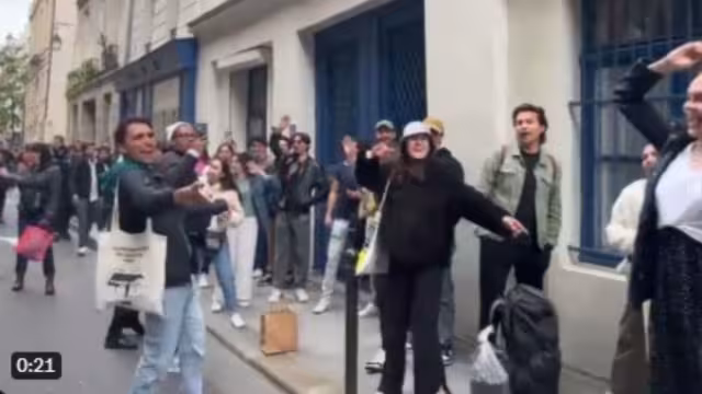 En diversas sedes en el extranjero donde votaron mexicanos, se entonó el Himno Nacional y Cielito Lindo