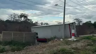 Conductor de tráiler vuelca en el Periférico Pablo García y Montilla de Campeche: EN VIVO 