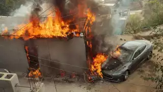 Recarga de vehículo Tesla en poste de luz desata incendio de una casa en Tijuana