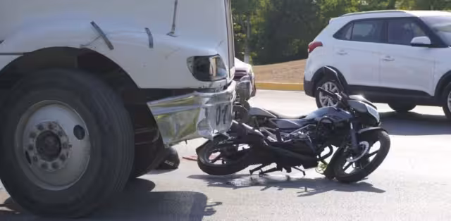 El tráiler impactó a los motociclistas en Campeche