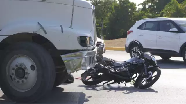 El tráiler impactó a los motociclistas en Campeche