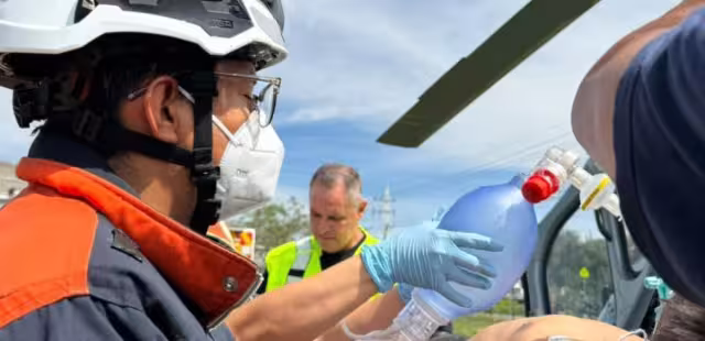 Paramédicos atienden a una persona lesionada en El Marqués, Querétaro