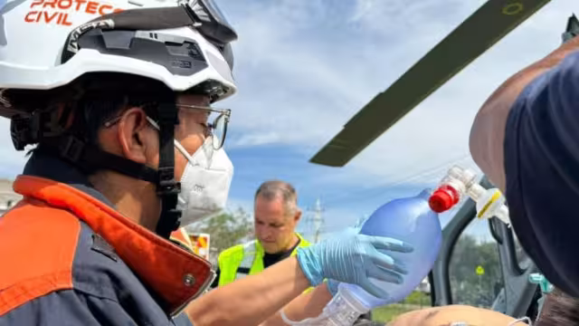 Paramédicos atienden a una persona lesionada en El Marqués, Querétaro