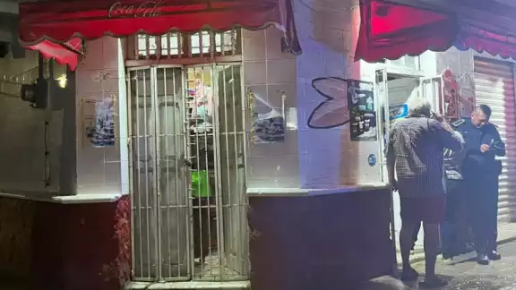 Uno de los administradores de la tienda brinda detalles a las autoridades sobre el robo en Progreso