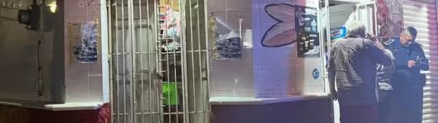 Uno de los administradores de la tienda brinda detalles a las autoridades sobre el robo en Progreso