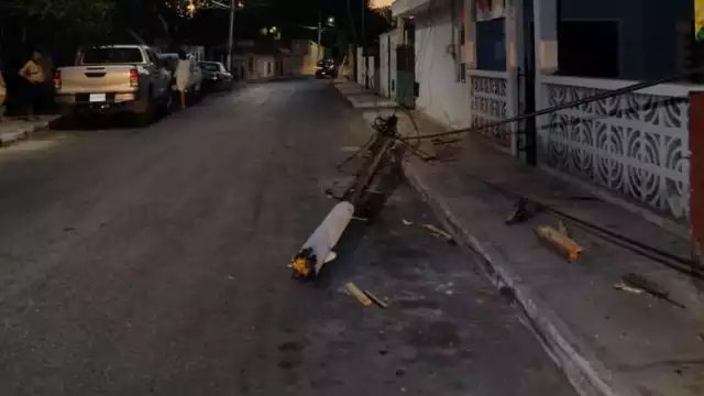 Este fue uno de los postes de madera que fue derribado en Tizimín