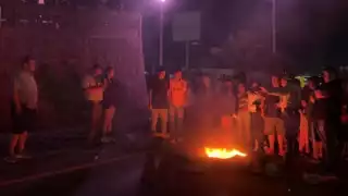 Cierran la México-Querétaro para exigir justicia por accidente que causó la muerte de niño 