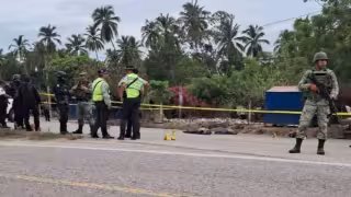 Dejan 5 cuerpos en la carretera de Acapulco a Zihuatanejo, en Guerrero