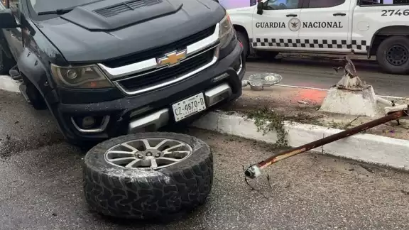 Daños en una de las camionetas involucrada en el accidente Daños en una de las camionetas involucrada en el accidente
