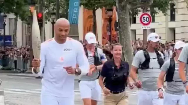 Thierry Henry, leyenda del futbol francés, porta la llama olímpica en París