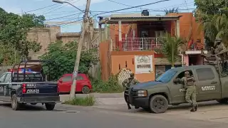 Localizan cuerpo sin vida de un hombre dentro de un lote baldío en Cancún