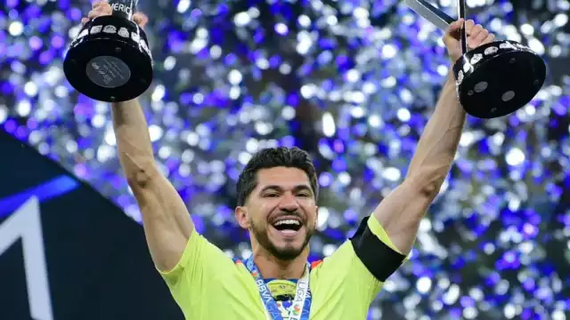 Henry Martín celebra el bicampeonato y el Campeón de Campeones con América