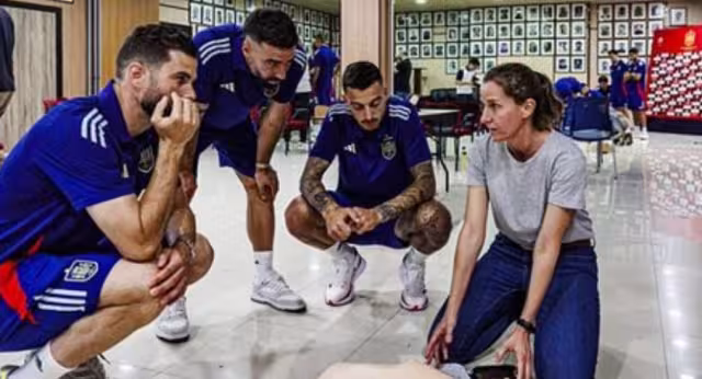 Los jugadores de la selección española de futbol recibieron capacitación en reanimación cardiopulmonar por parte de los servicios médicos de la UEFA