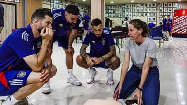 Los jugadores de la selección española de futbol recibieron capacitación en reanimación cardiopulmonar por parte de los servicios médicos de la UEFA