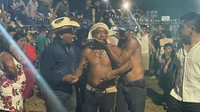 Personas auxilian al hombre herido en Tizimín