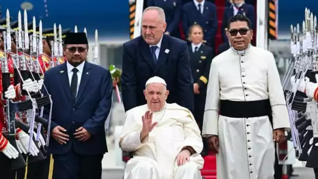 El Papa Francisco llegó este martes a Indonesia para iniciar una gira por Asia, la más larga de su pontificado