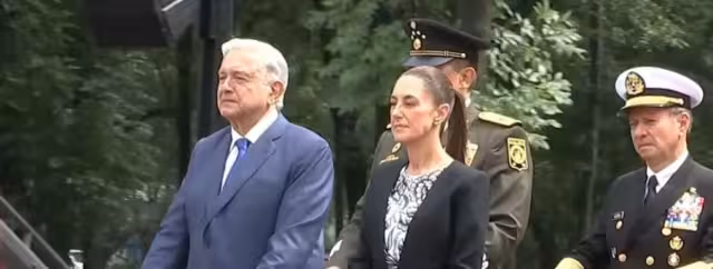 Andrés Manuel López Obrador y Caldia Sheinbaum en la ceremonia por el Día de los Niños Héroes