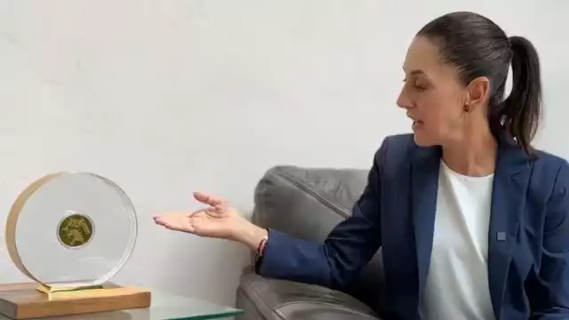 Así luce el premio que recibió Claudia Sheinbaum por su labor en CDMX