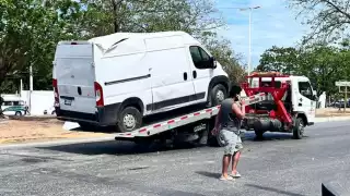 Volcadura tras aparatoso choque deja 2 menores de edad lesionados en Cancún