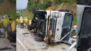 Trabajadores mueren tras ser arrollados por un tráiler en la México-Puebla