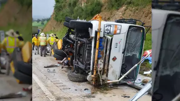 El autobús de los trabajadores terminó destrozado en la autopista