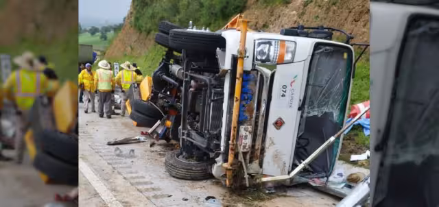 El autobús de los trabajadores terminó destrozado en la autopista