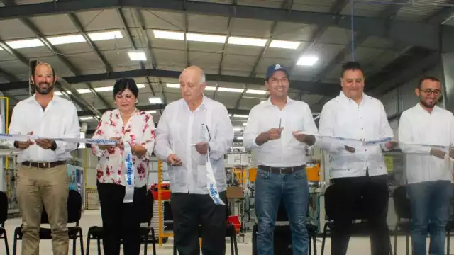 Mauricio Vila, presente en la ceremonia de corte de listón en Umán