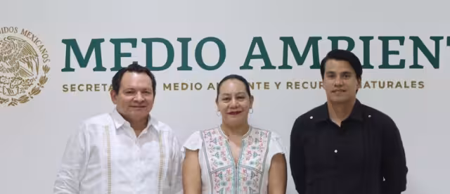 Joaquín Díaz Mena y María Luisa Albores en las instalaciones de Semarnat