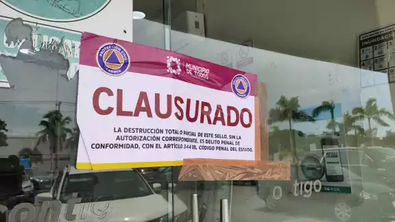 La clausura se debe a que la CFE no ha tramitado permisos municipales, argumentando ser una dependencia federal. La clausura se debe a que la CFE no ha tramitado permisos municipales, argumentando ser una dependencia federal.