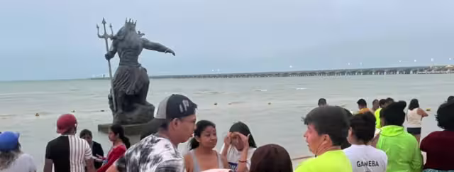 Habitantes de Yucatán visitaron la estatua de Poseidón en Progreso