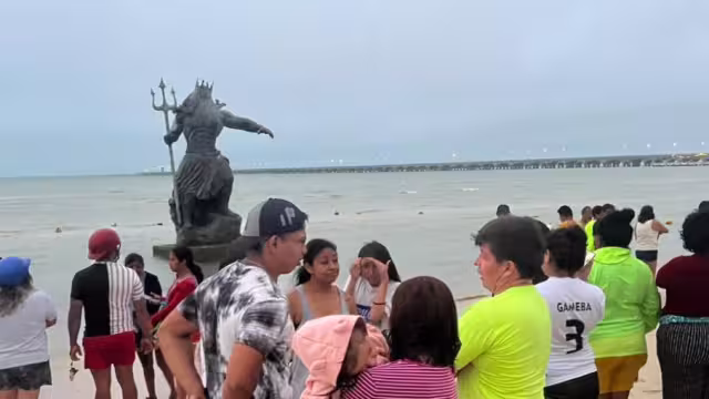 Habitantes de Yucatán visitaron la estatua de Poseidón en Progreso