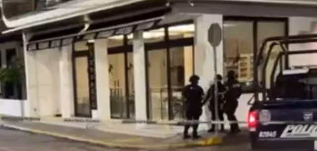 Agentes policiacos arribaron a la cafetería en Playa del Carmen