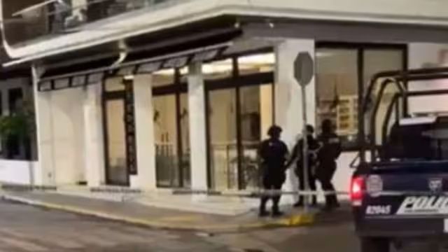 Agentes policiacos arribaron a la cafetería en Playa del Carmen