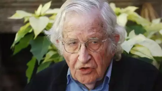 Noam Chomsky permanece bajo observación médica en Brasil