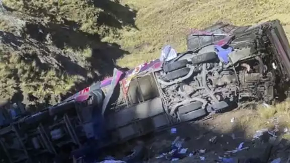 En Perú un accidente en el que un autobús de pasajeros se fue a un barranco provocó la muerte de al menos 23 personas