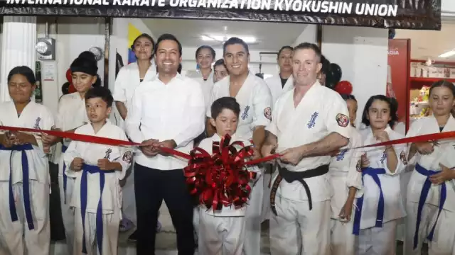 Mauricio Vila efectuó el corte del listón en Mérida