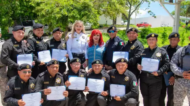 Marcela Muñoz y Layda Sansores tras el curso de formación de policías en Campeche