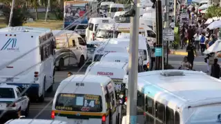 Anarquía reina en las calles de Cancún; Instituto de Movilidad no tiene control en el transporte 