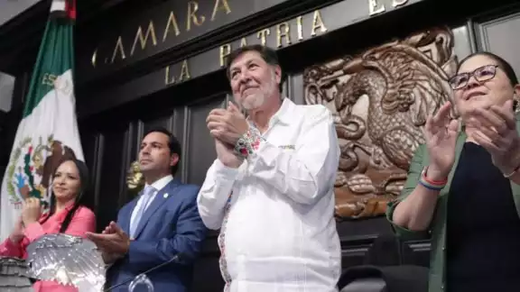 Gerardo Fernández Noroña junto a Mauricio Vila en la Mesa Directiva del Senado