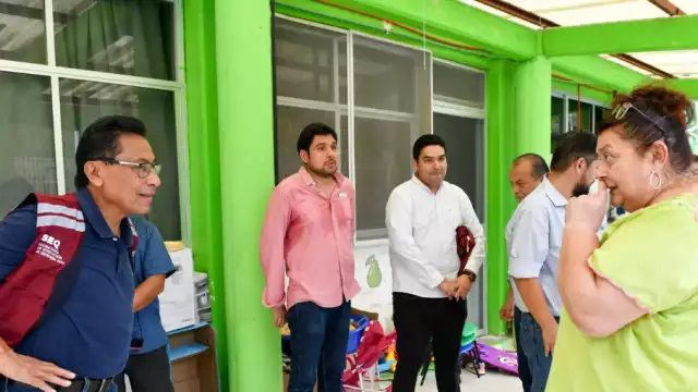Carlos Gorocica Moreno, Secretario de Educación de Quintana Roo, recorre escuelas afectadas