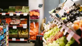 Atrapan a ancianita ladrona, así robaba despensa en las tiendas comerciales