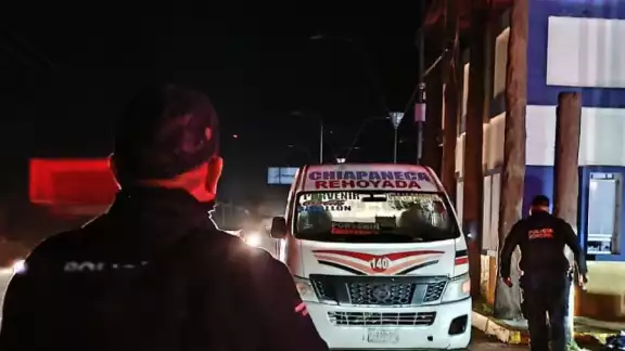 La combi fue asegurada por personal policiaco en Cancún La combi fue asegurada por personal policiaco en Cancún