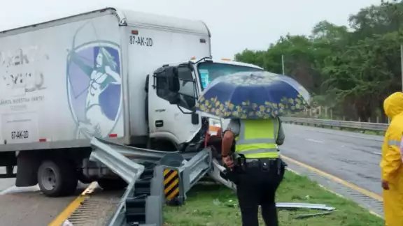 La unidad terminó impactada contra una barrera de protección en Campeche