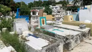 Cementerio de Samulá en Campeche, en abandono: Tumbas abiertas y bolsas negras con posibles restos    