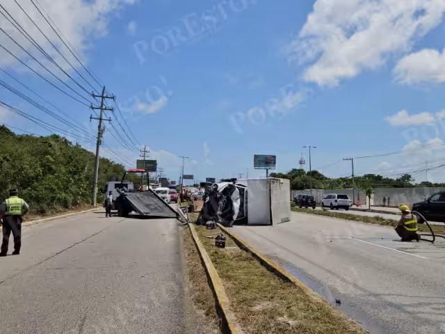 Bomberos atendieron el derrame de gasolina de la camioneta, evitando un incendio